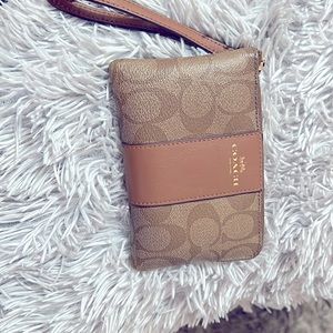 Corner Zip Wristlet In Signature Canvas 🤎